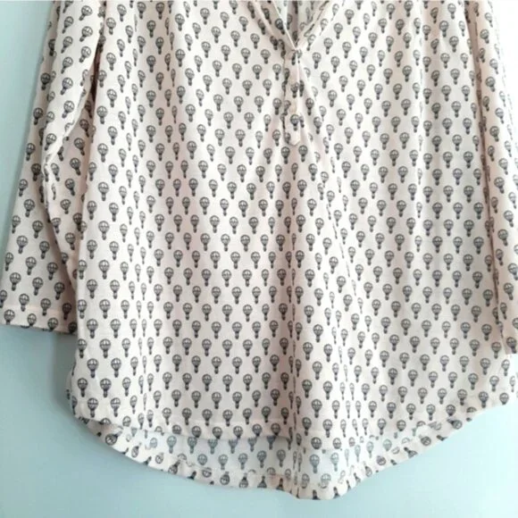 H&M  Hot Air Balloon Print V-Neck Shirt Light Fun Novelty Top Creamy Pink Sz M - Picture 4 of 9